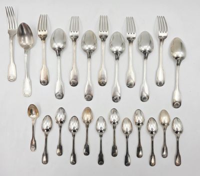 beaucoup de cuillères en argent et de cuillères sur la table