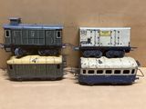 deux petits trains assis l'un à côté de l'autre sur une table
