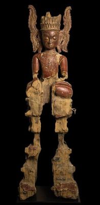 une image représentant une statue en bois d'un homme portant un casque