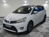 la voiture blanche est garée sur un sol en damier dans le garage