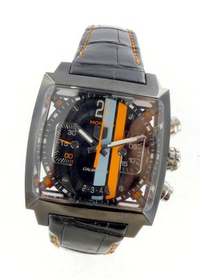gros plan d'une montre sur une surface blanche
