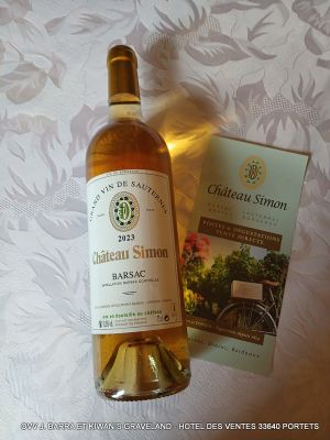 une bouteille de vin à côté d'un carton de vin
