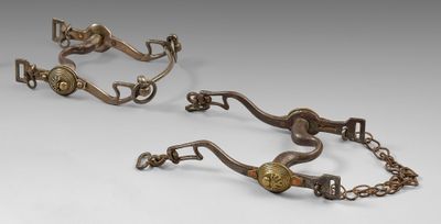 paire de mors de cheval anciens plaqués laiton, avec chaîne