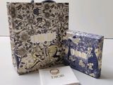 Deux sacs sont posés l'un à côté de l'autre sur une table