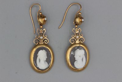deux paires de boucles d'oreilles représentant un homme et une femme