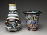 deux vases posés l'un à côté de l'autre sur une table