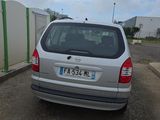 la photo d'une voiture argentée garée dans un parking