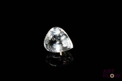 gros plan d'un diamant blanc sur une surface noire