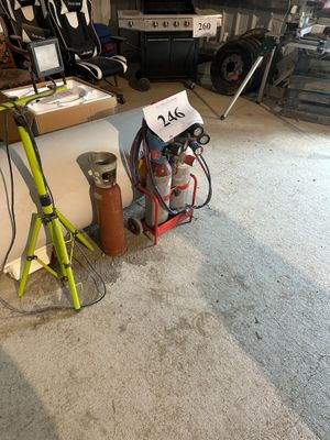 un vélo garé dans un garage à côté d'une borne d'incendie