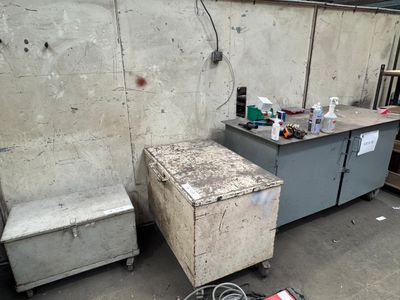 un espace de travail en béton équipé d'un établi, situé au milieu de la pièce
