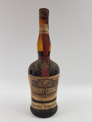 une vieille bouteille de whisky posée sur une surface blanche