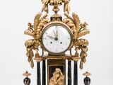 une horloge posée sur une table