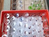 de nombreux verres à vin vides dans un panier posé sur la table