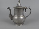 une théière ancienne en argent ornée d'un oiseau sur le couvercle