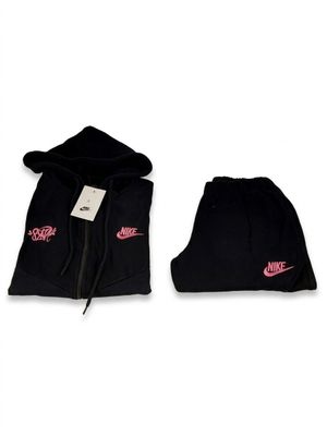 un pantalon de survêtement noir orné d'un logo Nike rose