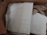 une boîte en carton remplie d'une grande quantité de serviettes pliées