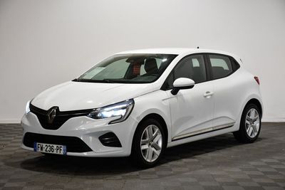 une voiture blanche est garée dans une pièce au sol à carreaux