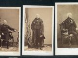 trois vieilles photos en noir et blanc représentant un homme et une femme