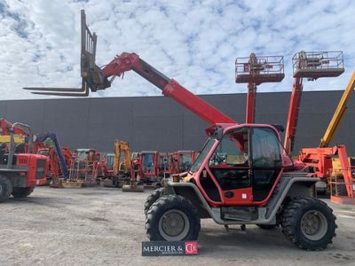a picture of a forklift being used by a forklift operator