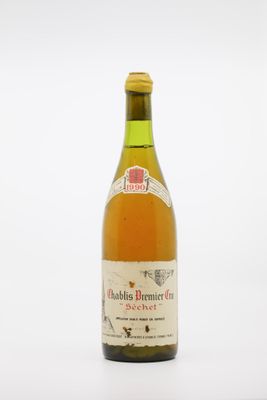une bouteille de vin posée sur une table