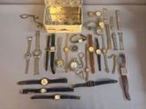 de nombreux modèles de montres exposés dans une vitrine