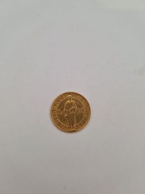 une pièce d'or sur une surface blanche