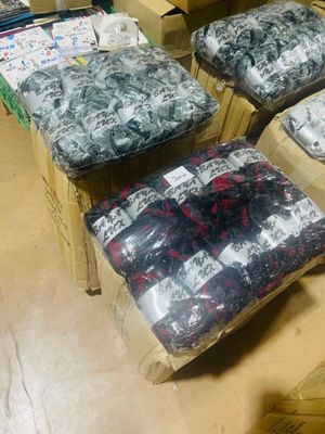 de nombreux sacs de vêtements posés par terre dans un magasin
