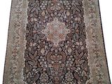 un tapis persan antique avec un motif floral sur fond blanc
