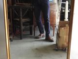 un homme se prenant en photo dans un miroir