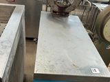 une table en métal sur laquelle est posée une horloge