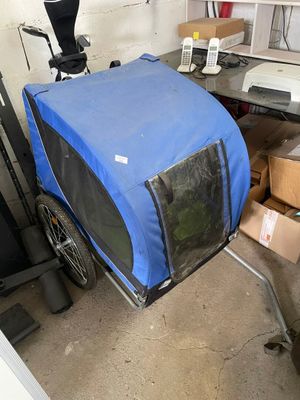 un vélo avec une remorque attelée, dans un garage
