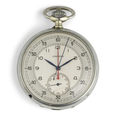 un gros plan d'une montre de poche en argent sur fond blanc