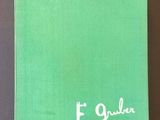 un gros plan sur un livre vert avec des inscriptions blanches