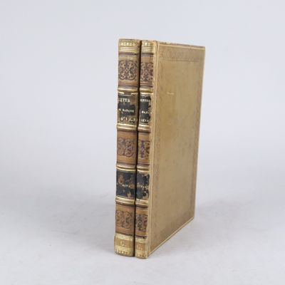 deux livres posés l'un sur l'autre sur une surface blanche