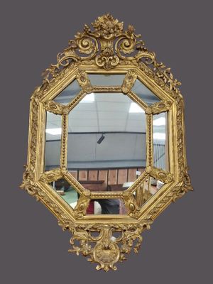un miroir accroché au mur de la pièce