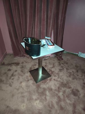 une petite table sur laquelle se trouve une casserole, dans une pièce