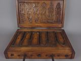 une vieille boîte en bois contenant tout un tas de couteaux