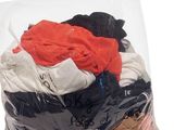 un sac de vêtements posé sur une table