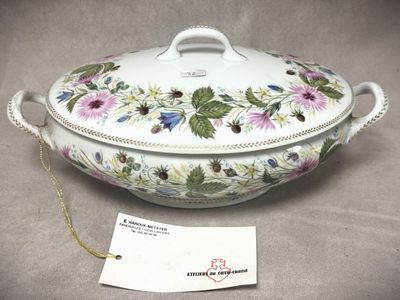 un grand saladier blanc orné d'un motif floral