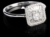 gros plan d'une bague en diamant sur une surface noire