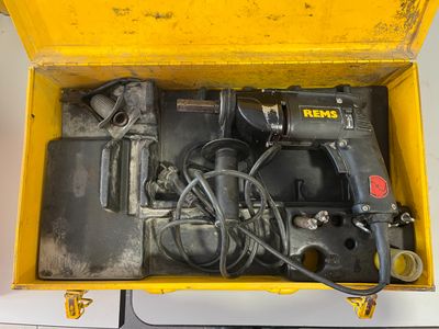 une boîte jaune contenant tout un tas d'outils