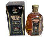 une image représentant une bouteille d'un whisky écossais d'exception devant une boîte