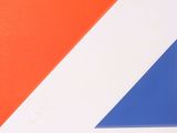 une couverture de livre orange, blanche et bleue, ornée d'un triangle rouge et bleu