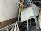 un tas de vieilleries à l'arrière d'un camion