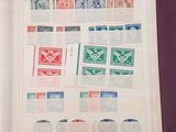 un livre ouvert avec des timbres, posé sur une table