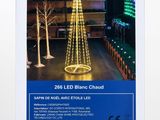 une boîte blanche surmontée d'un sapin de Noël