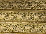 une image montrant un gros plan d'un mur orné de motifs décoratifs