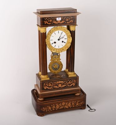 une horloge posée sur une table