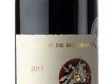 une bouteille de vin posée sur une table