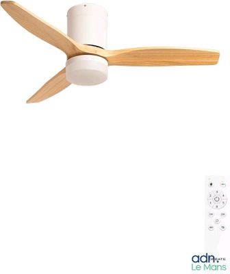 un ventilateur de plafond blanc avec des pales en bois, à côté d'une télécommande